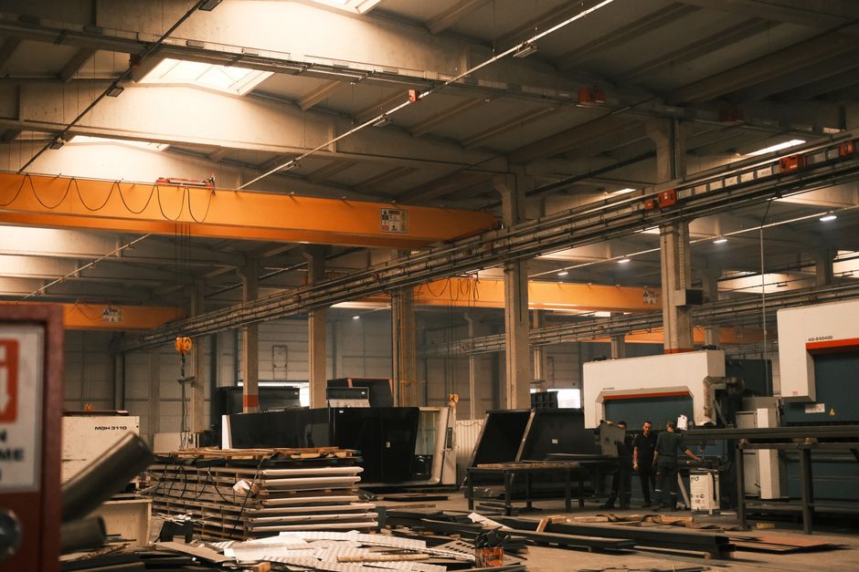 Interior view of an industrial warehouse with machinery and overhead cranes in Konya, Türkiye. (Photo: Cemrecan Yurtman / Pexels)