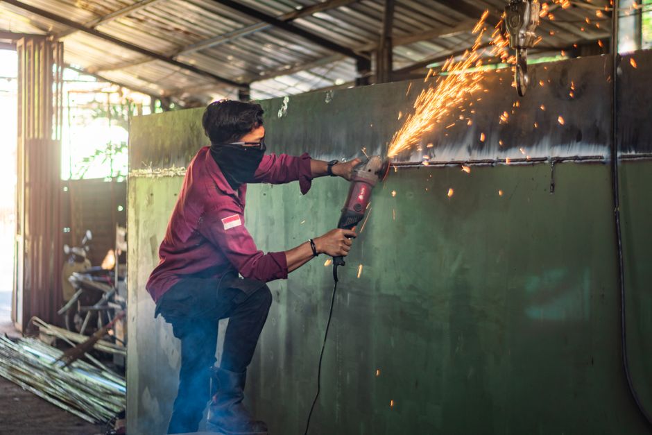 How to Use a CNC Machining Cost Per Part Calculator to Optimize International Sourcing