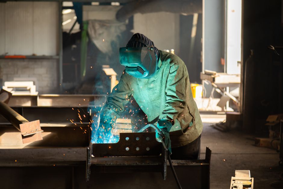 How to Use a CNC Machining Cost Per Part Calculator to Optimize Global Sourcing