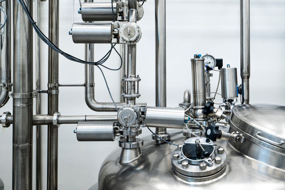 Close-up of stainless steel machinery and pipes in an industrial setting, showcasing modern engineering. (Photo: Policarpo  Brito / Pexels)