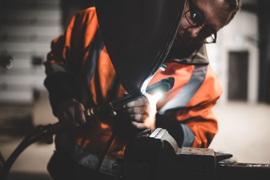 How to Calculate CNC Machining Cost Per Part: A Buyer's Guide to Accurate Pricing