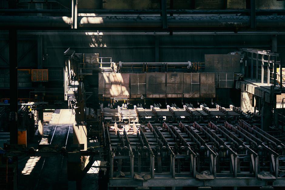 Interior view of a large industrial factory featuring machinery and equipment. (Photo: Willians Huerta / Pexels)