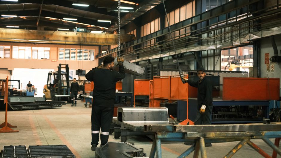 Workers operating machinery in a manufacturing factory in Konya, Türkiye. (Photo: Cemrecan Yurtman / Pexels)