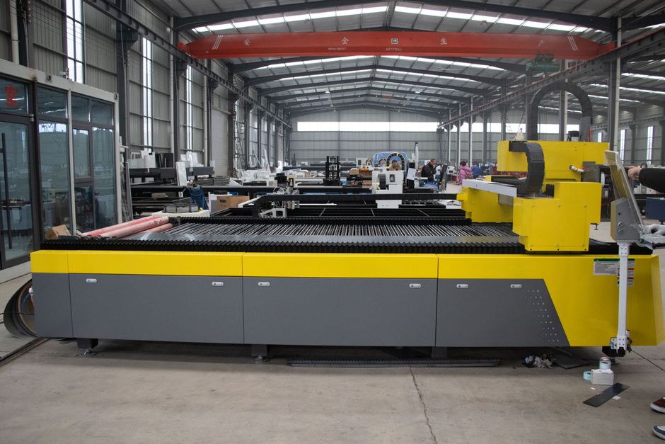 Modern CNC laser machine in a spacious manufacturing factory environment. (Photo: YIHAI LASER / Pexels)