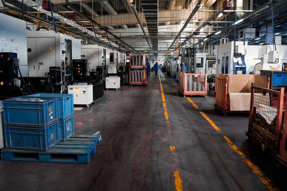 Vast industrial factory floor with machinery, crates, and structured workstations. (Photo: Yetkin Ağaç / Pexels)