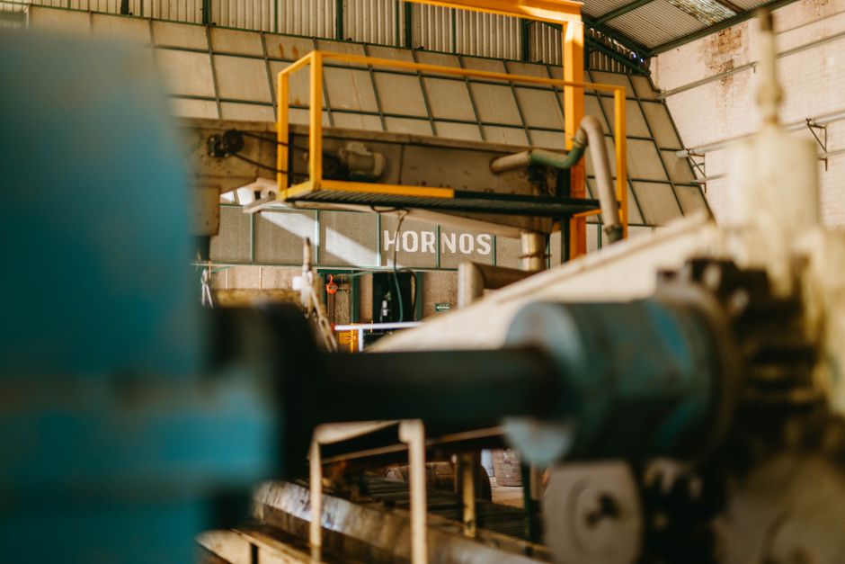 Close-up of heavy machinery inside an industrial factory with focus on ironworks and conveyor systems. (Photo: Los Muertos Crew / Pexels)