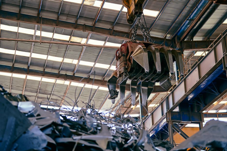 Interior view of a facility with a crane handling metal scrap. (Photo: Willians Huerta / Pexels)