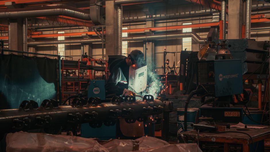 A welder working with metal in a busy factory setting in Konya, Turkey. (Photo: Cemrecan Yurtman / Pexels)