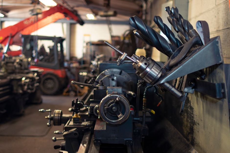 Close-up of a busy industrial workshop featuring machinery and tools. (Photo: J E / Pexels)