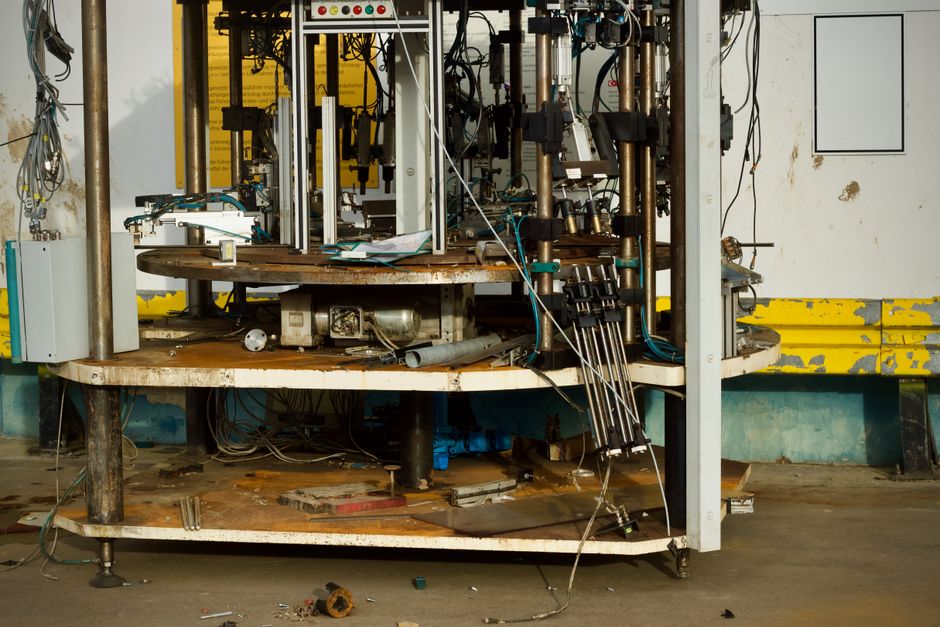 Detailed view of complex industrial machinery featuring metal components and wiring. (Photo: Peter Dyllong / Pexels)