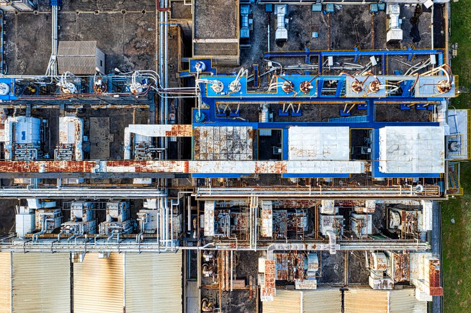 Aerial view of modern industrial factory with buildings and various special equipments in daytime (Photo: Tom Fisk / Pexels)