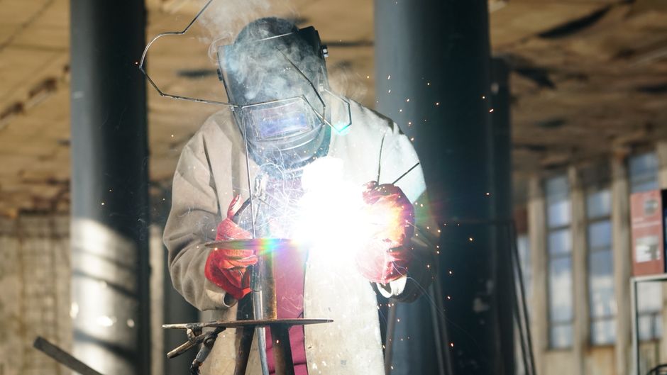 How to Calculate CNC Machining Cost Per Part: A Buyer's Guide to Transparent Pricing