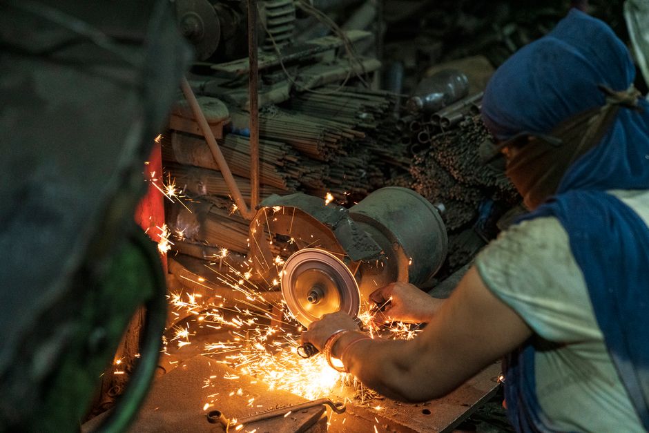 How to Accurately Calculate CNC Machining Cost Per Part: A Buyer's Guide to Hidden Fees and Pricing Models
