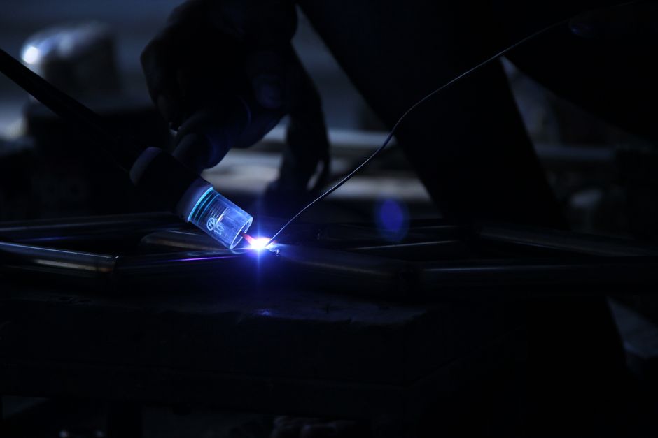 Intense close-up of a welding process in a dark industrial setting, showcasing sparks and precision. (Photo: Eky Rima Nurya Ganda / Pexels)
