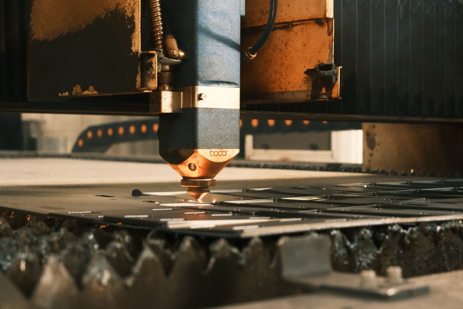 Close-up of a laser cutter operating in an industrial setting in Ankara, Türkiye. (Photo: Cemrecan Yurtman / Pexels)