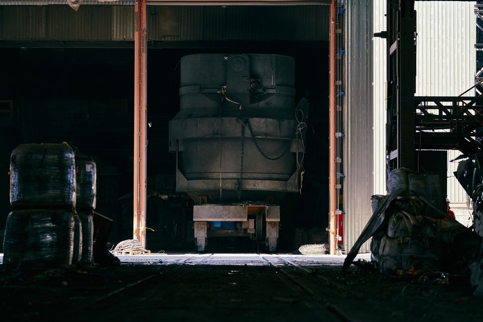 Interior shot of an industrial factory showing large machinery and metal structure. (Photo: Willians Huerta / Pexels)